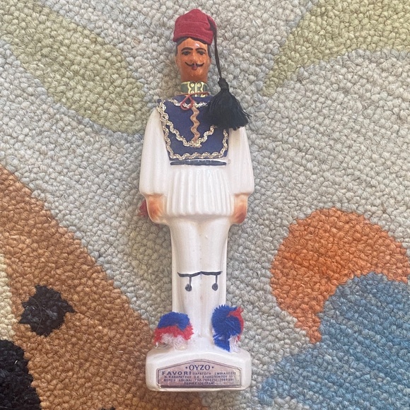 VTG I Favori Distillery Greece I Greek Soldier Evzonas Ceramic Figurine - Picture 1 of 16